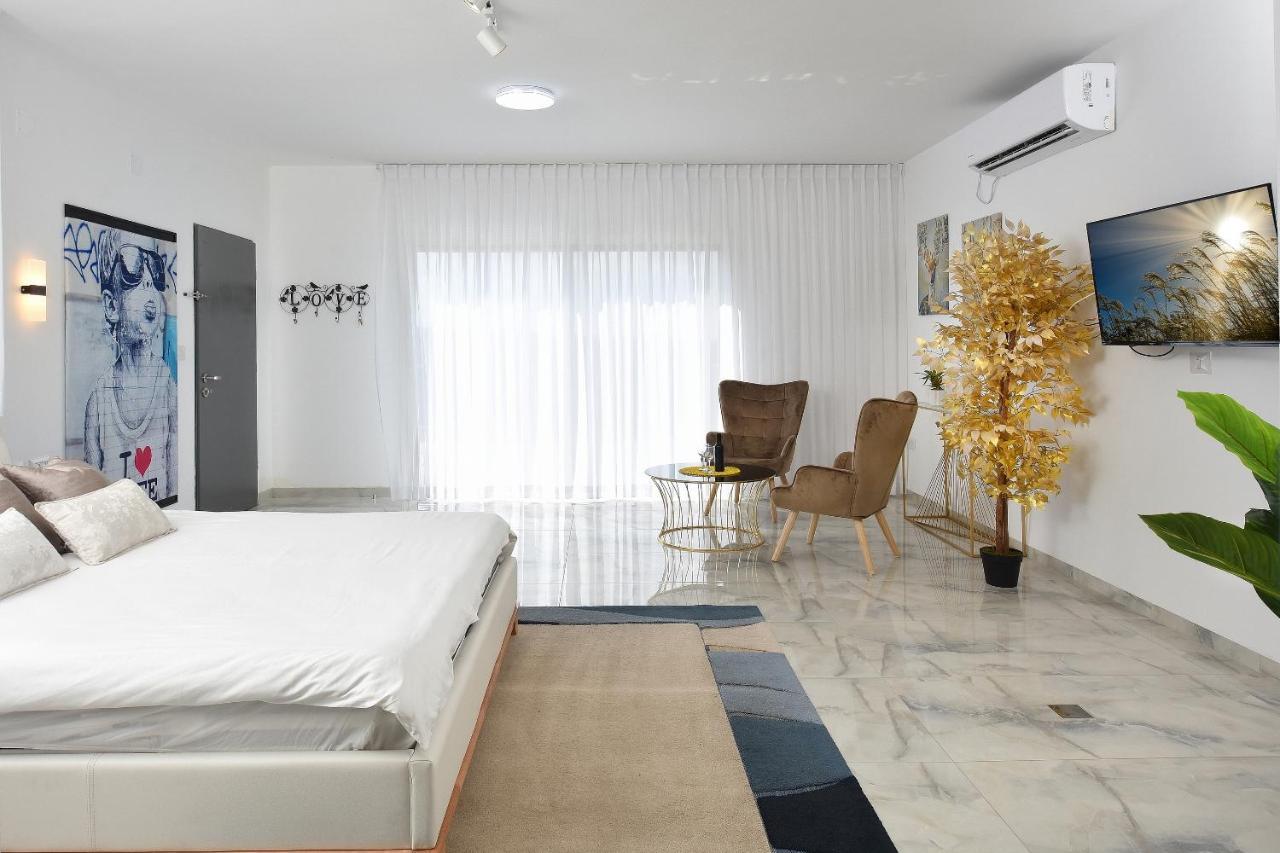 Ferienwohnung הסויטות של פולי Manot Exterior foto