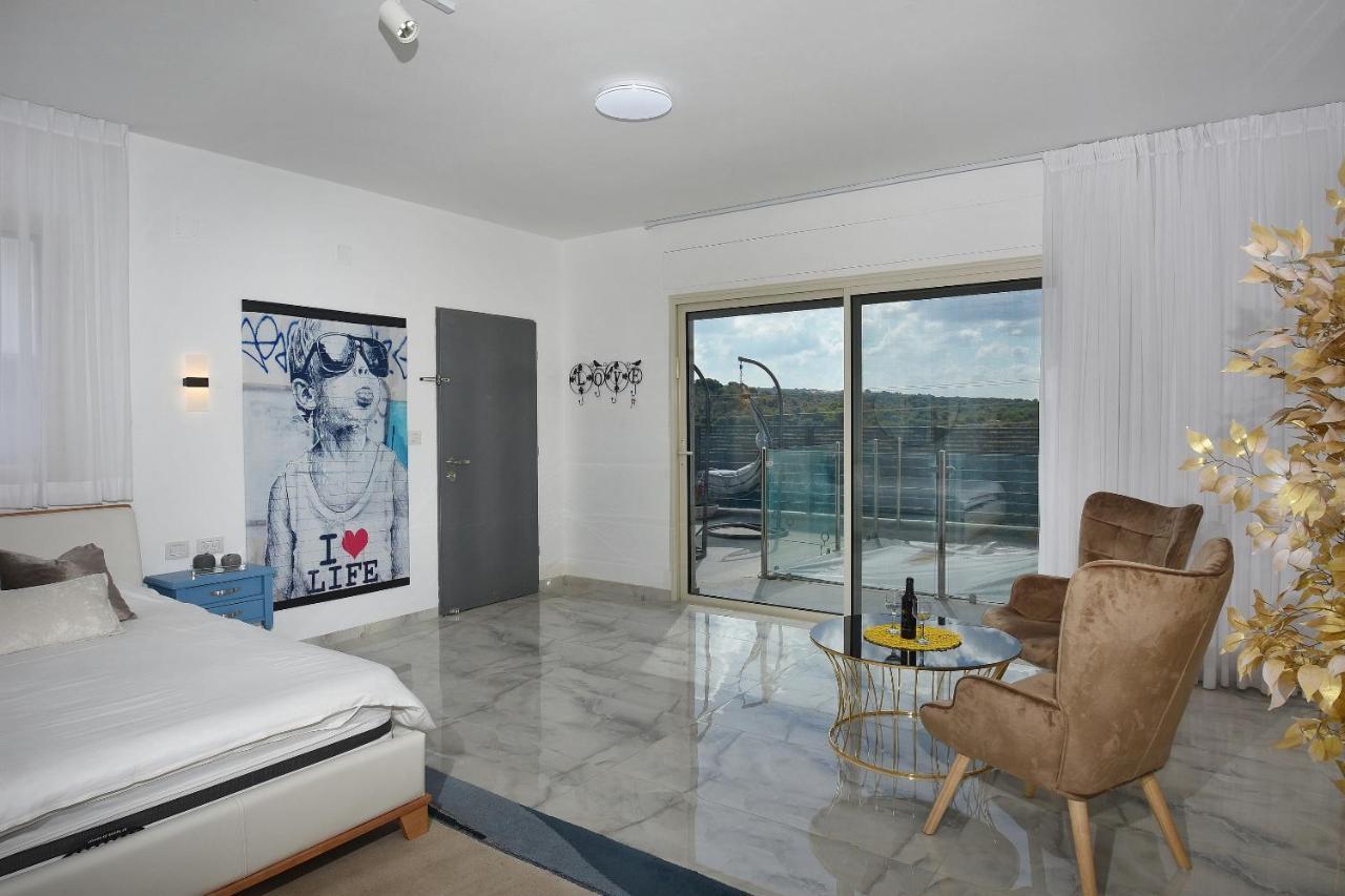 Ferienwohnung הסויטות של פולי Manot Exterior foto