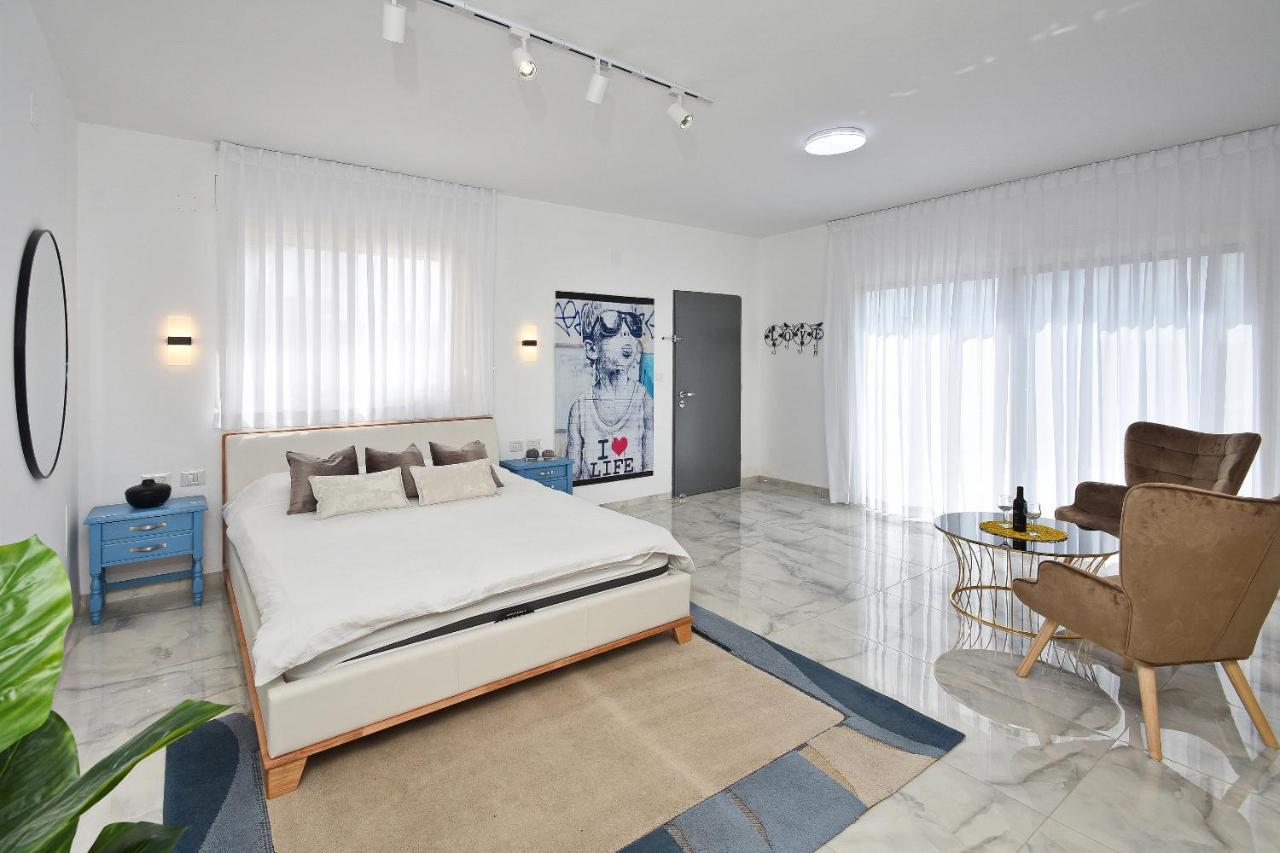 Ferienwohnung הסויטות של פולי Manot Exterior foto