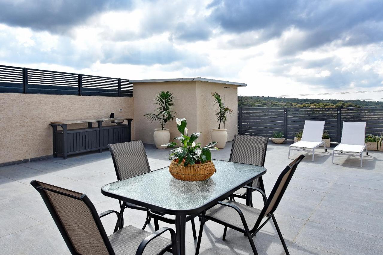 Ferienwohnung הסויטות של פולי Manot Exterior foto